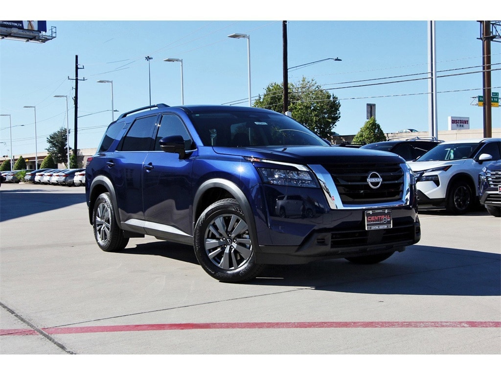 2025 Nissan Pathfinder SV's photo