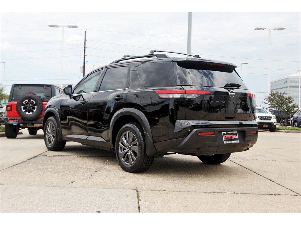 2024 Nissan Pathfinder SV photo 2