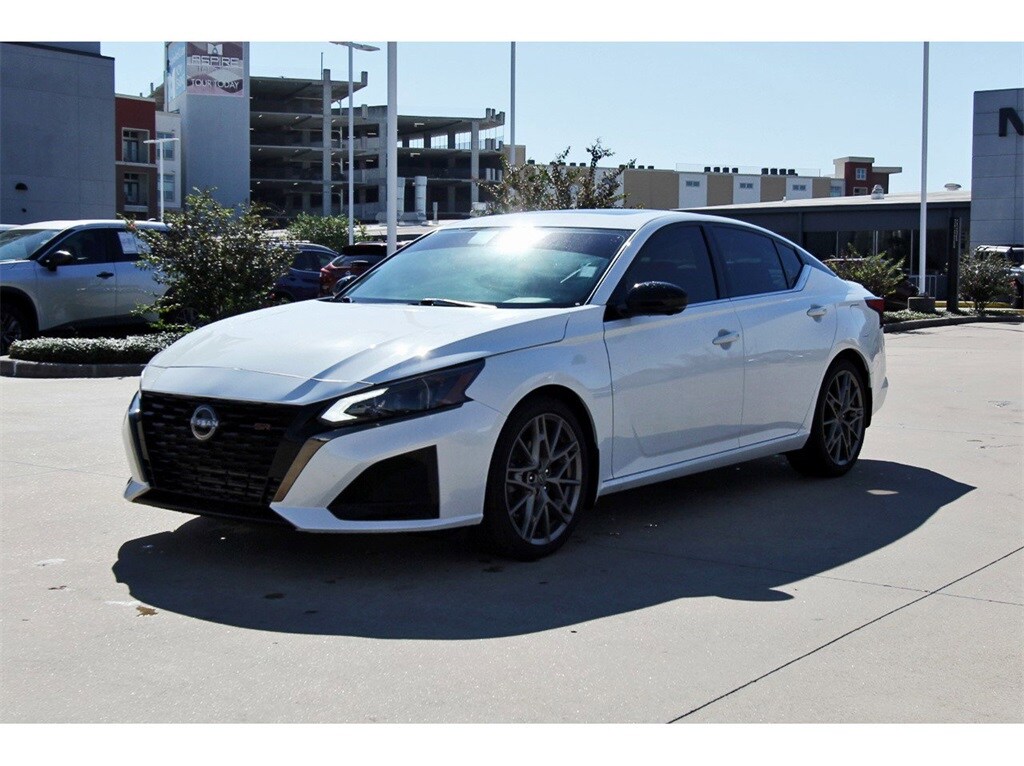 2024 Nissan Altima SR photo 2