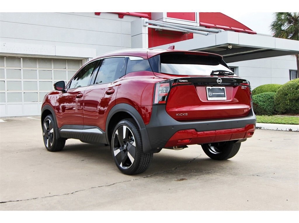 2025 Nissan Kicks SR photo 3