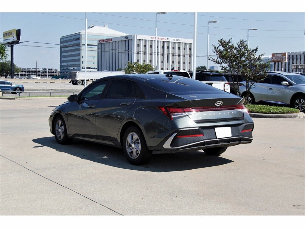 2024 Hyundai Elantra SE photo 3