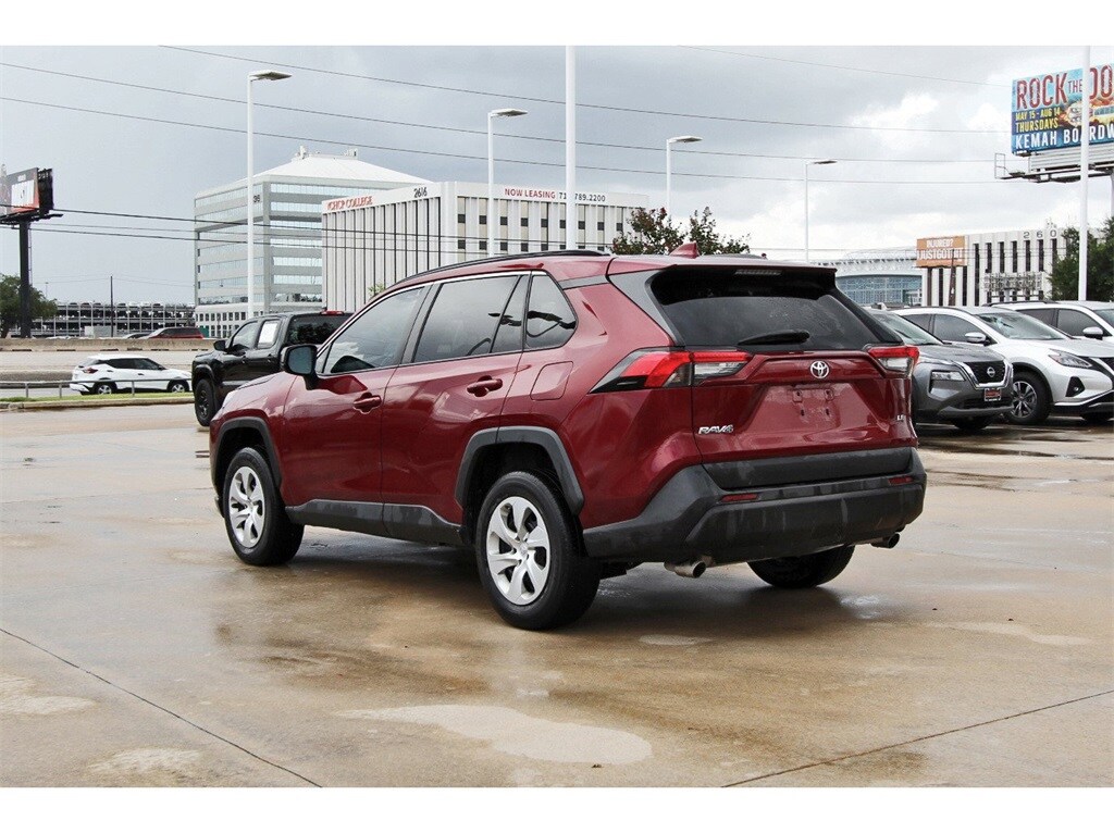2020 Toyota RAV4 LE photo 4