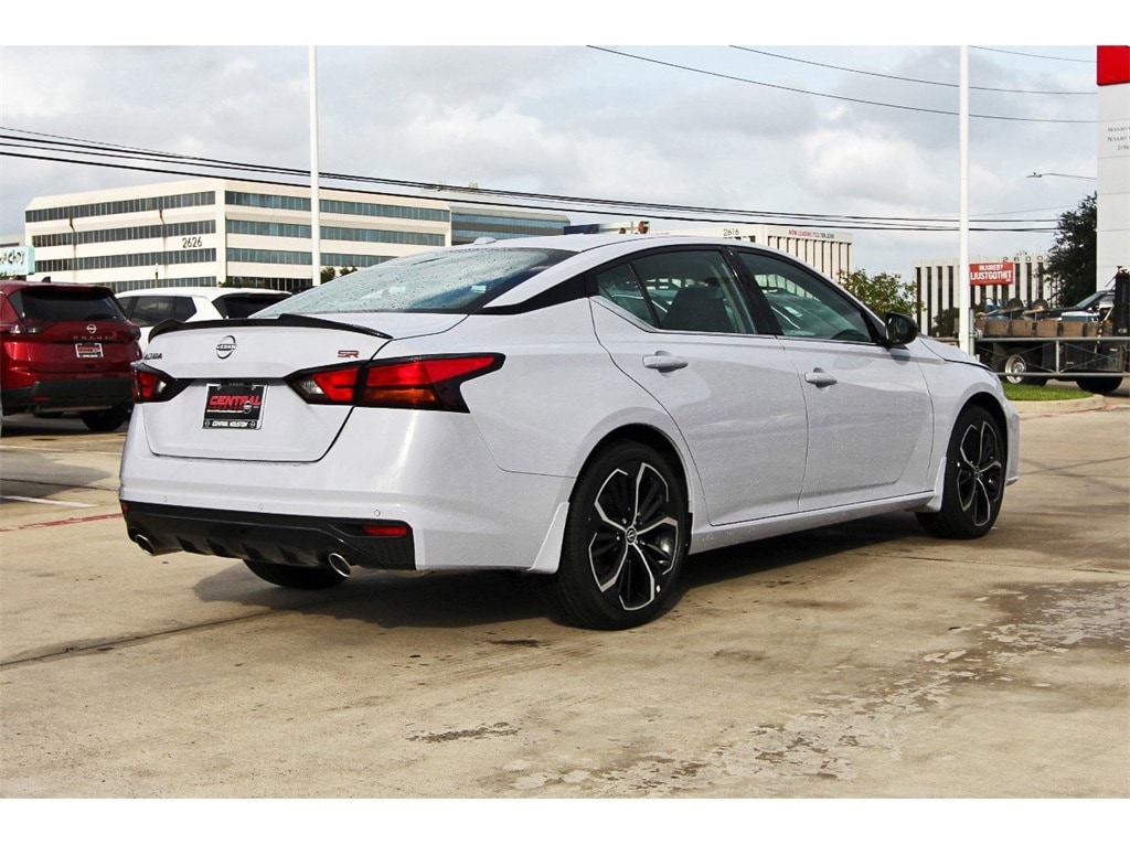 2025 Nissan Altima SR photo 5