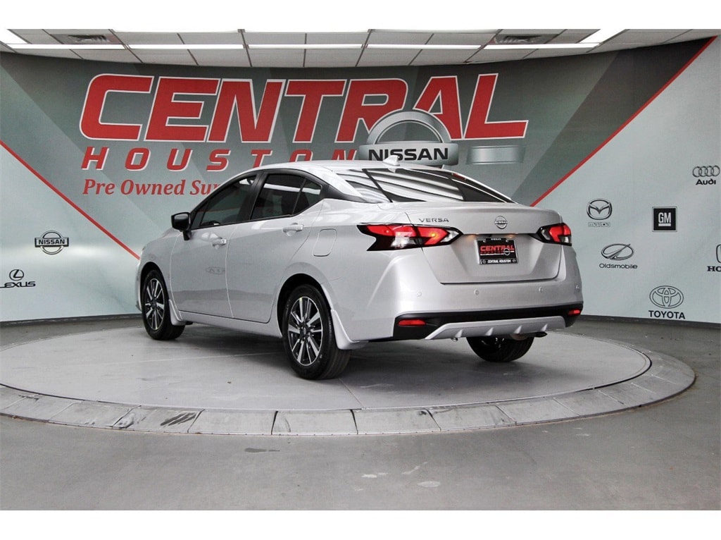 2025 Nissan Versa 1.6 SV photo 3