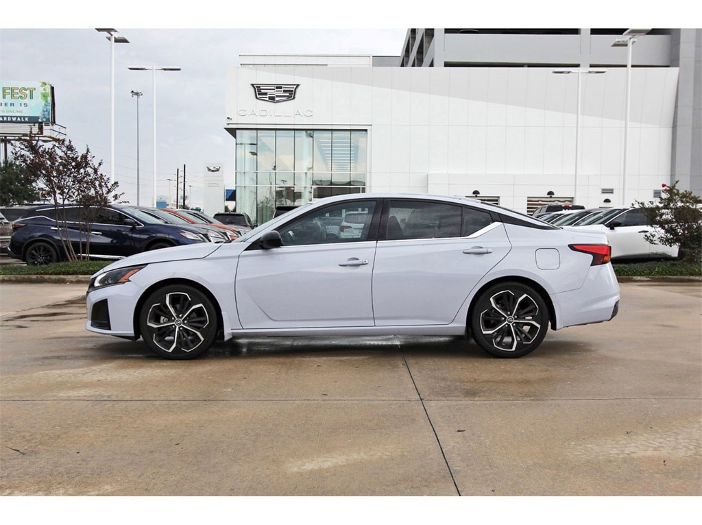 2023 Nissan Altima 2.5 SR photo 3