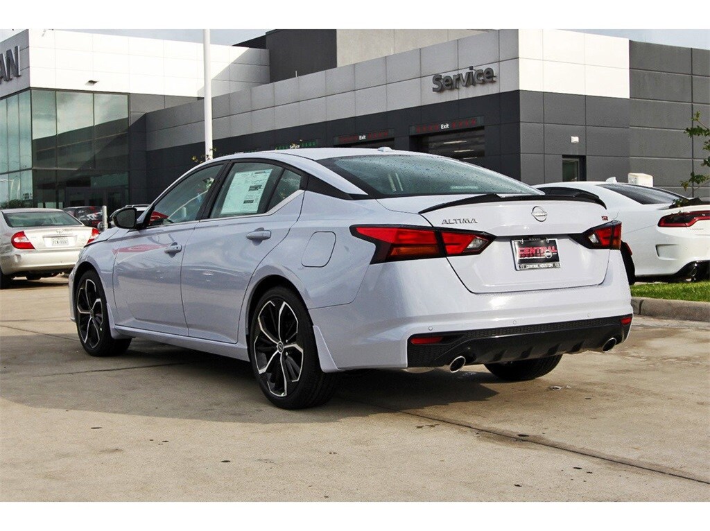2025 Nissan Altima SR photo 4