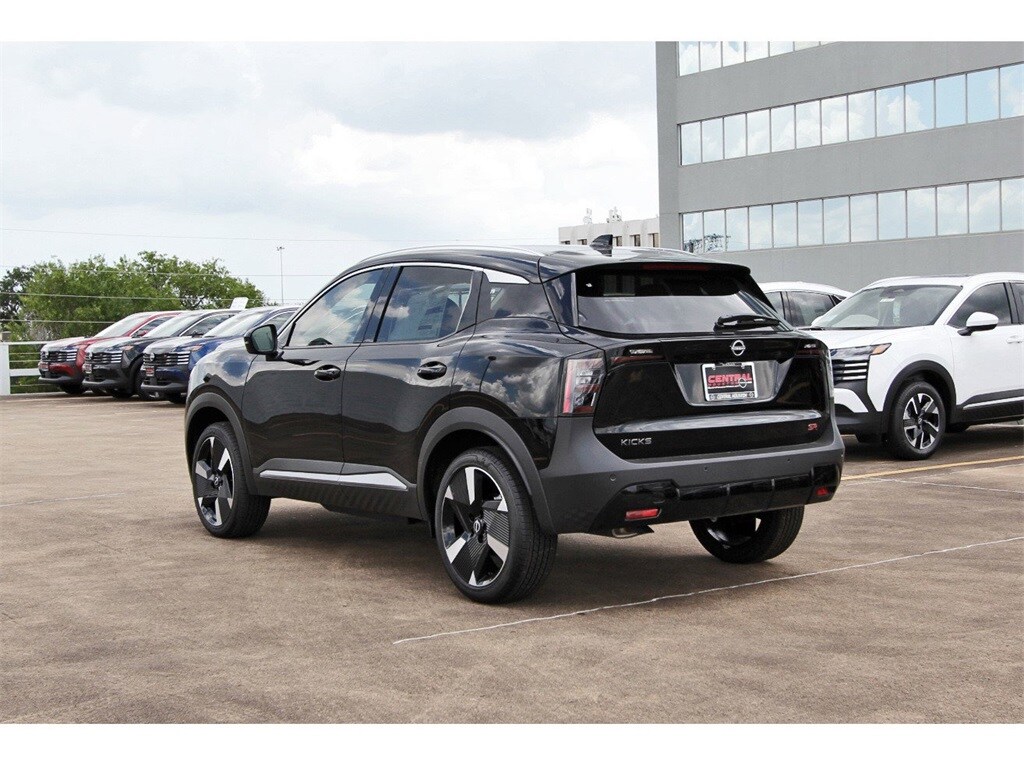 2025 Nissan Kicks SR photo 2