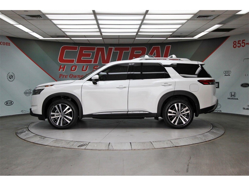 2025 Nissan Pathfinder Platinum photo 3