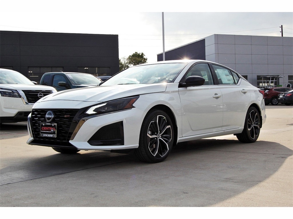 2025 Nissan Altima SR photo 3