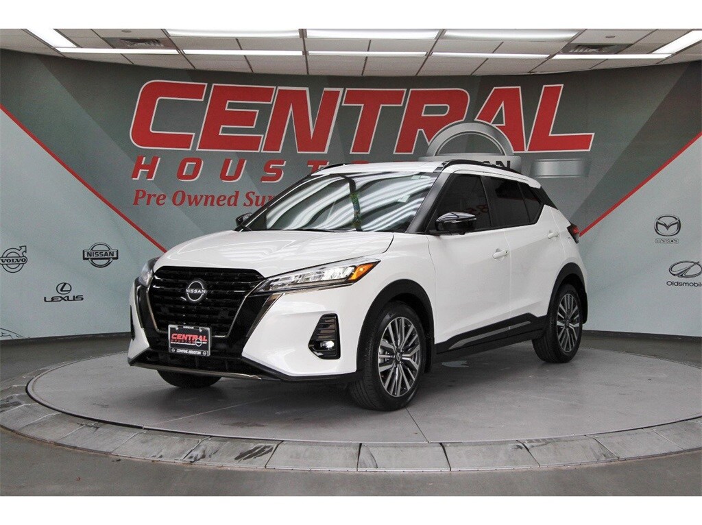 2023 Nissan Kicks SR photo 2