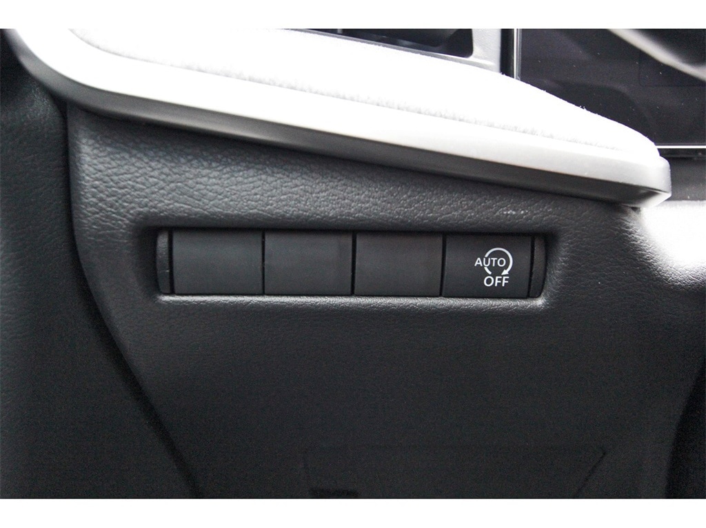 2025 Nissan Kicks SV photo 13