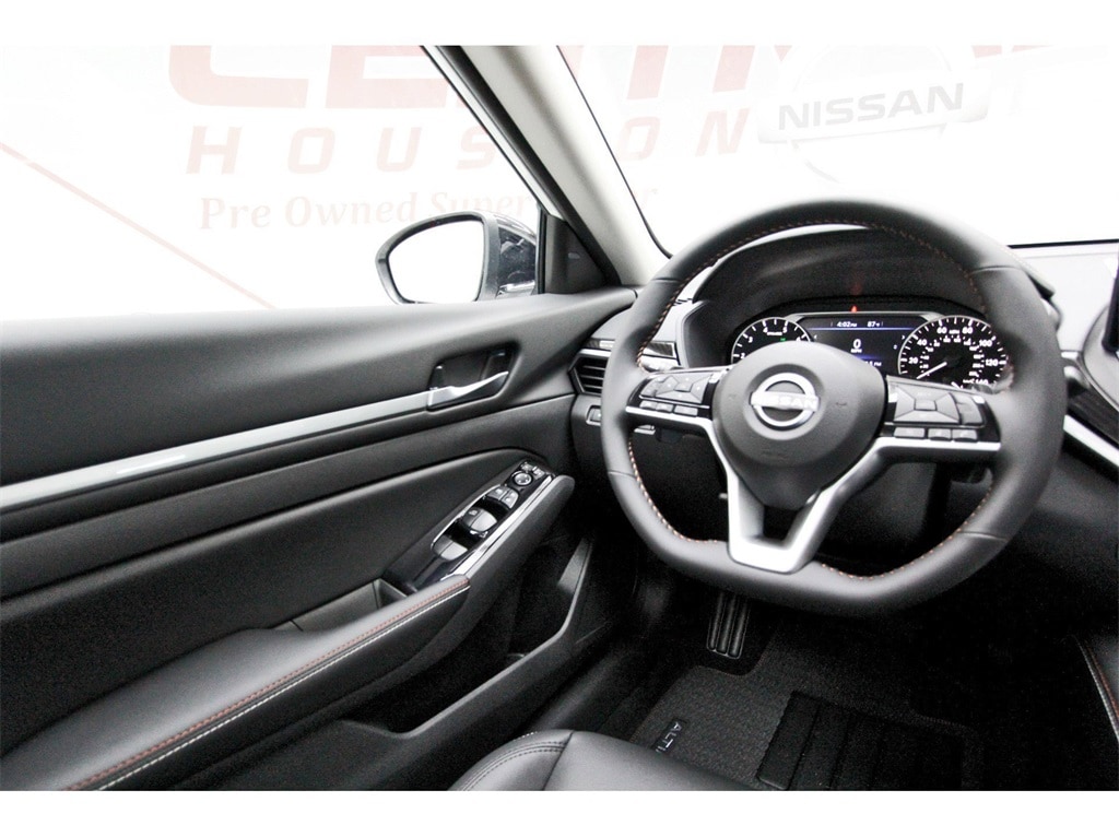 2025 Nissan Altima SR photo 7
