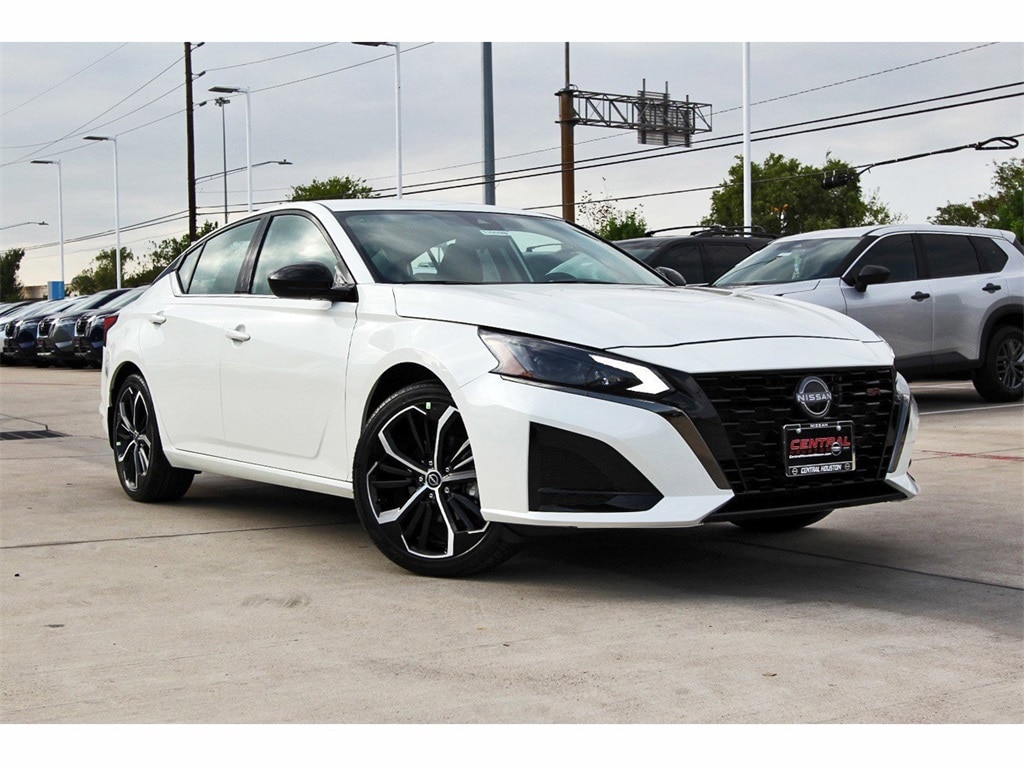 2025 Nissan Altima SR photo 2