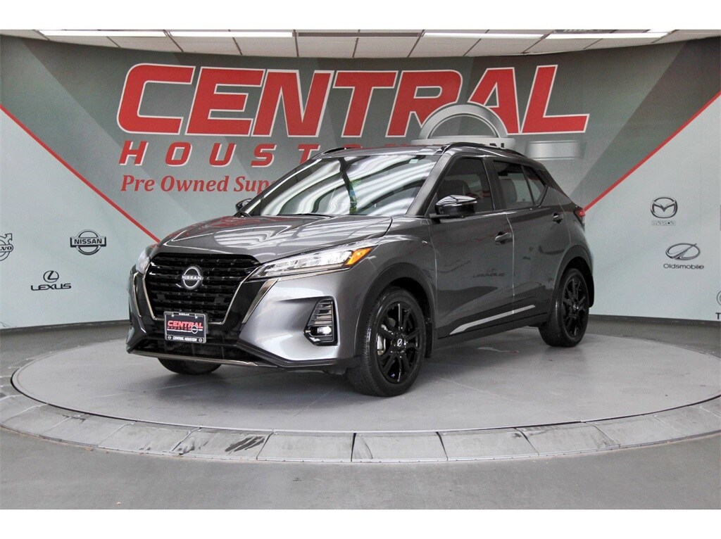 2024 Nissan Kicks SR photo 2