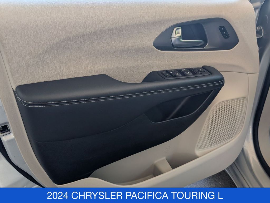 2024 Chrysler Pacifica Touring L - Photo 11