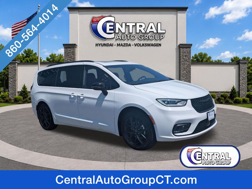 2025 Chrysler Pacifica Limited's photo
