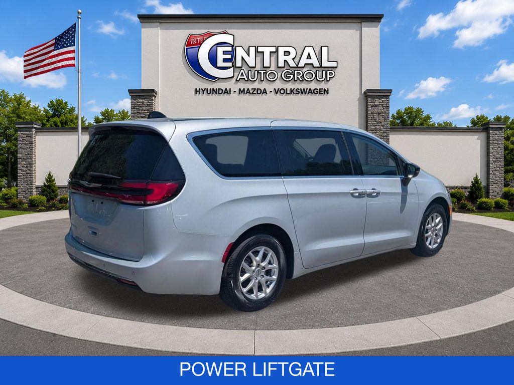 2024 Chrysler Pacifica Touring L - Photo 8