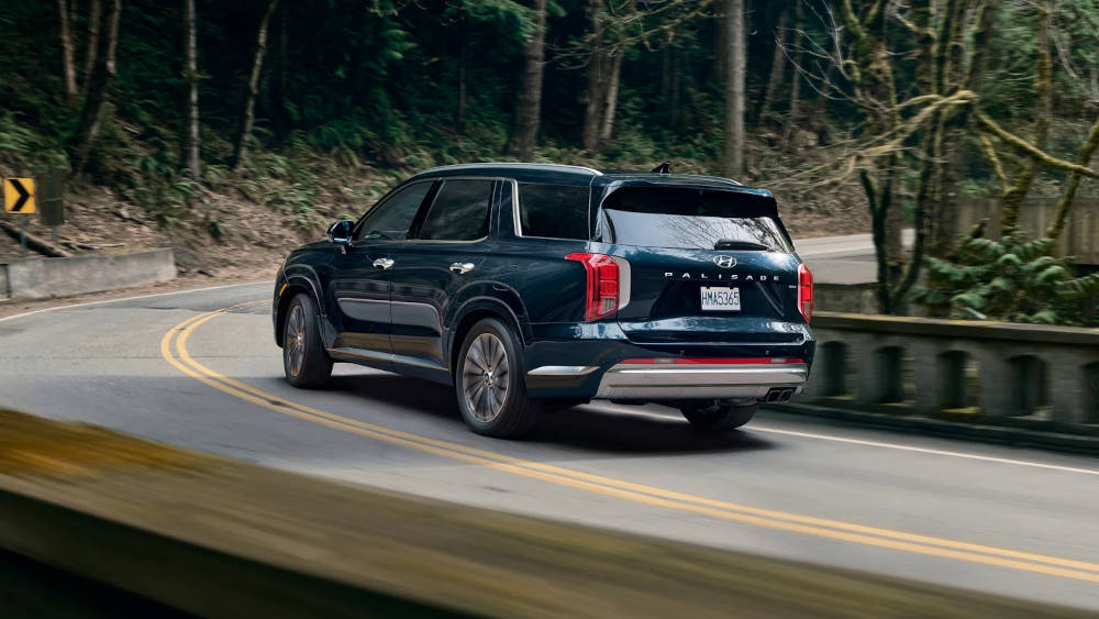 2025 Hyundai Palisade driving around a curve