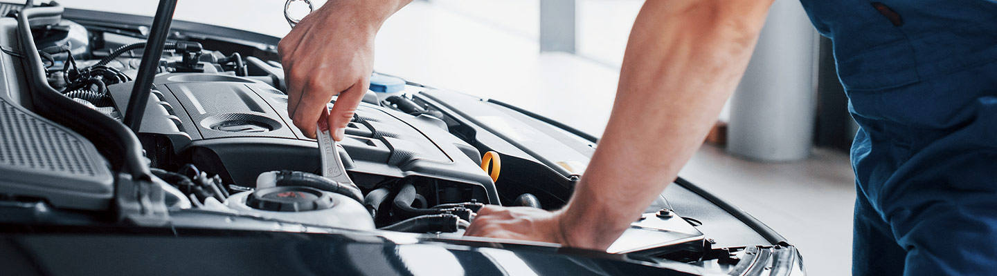 Hyundai Mechanic servicing an engine