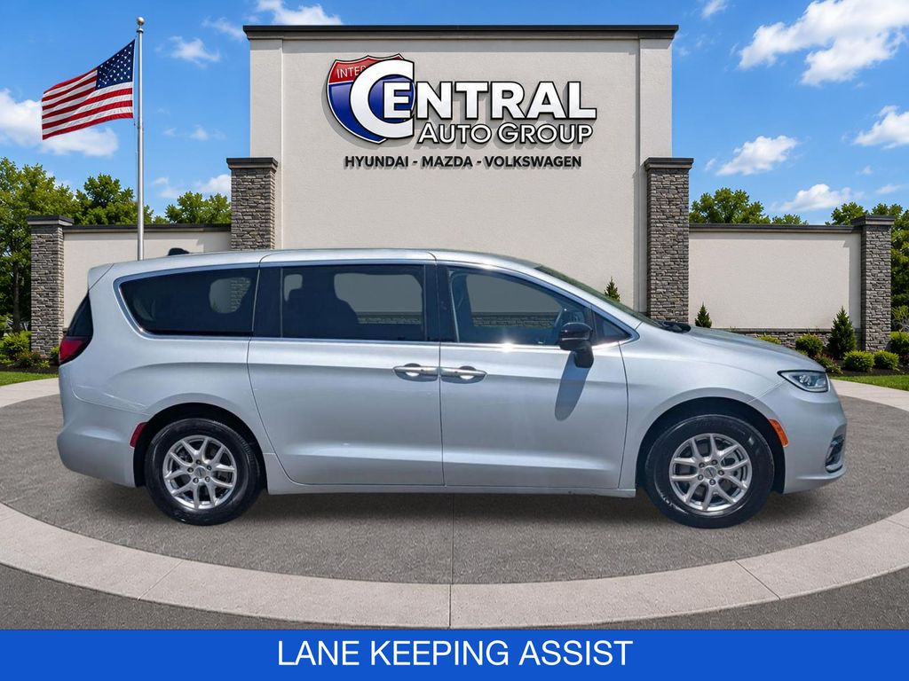2024 Chrysler Pacifica Touring L - Photo 9