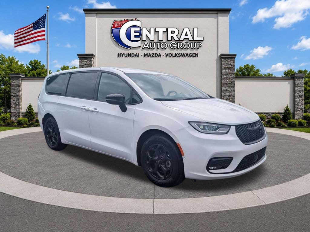 Used 2024 Chrysler Pacifica Hybrid Select S Appearance Minivan/Van