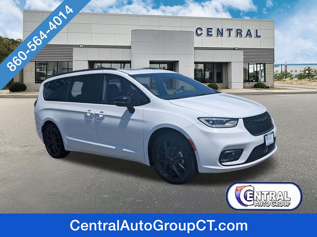 2025 Chrysler Pacifica Limited's photo