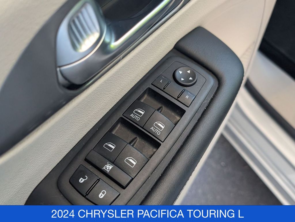 2024 Chrysler Pacifica Touring L - Photo 12