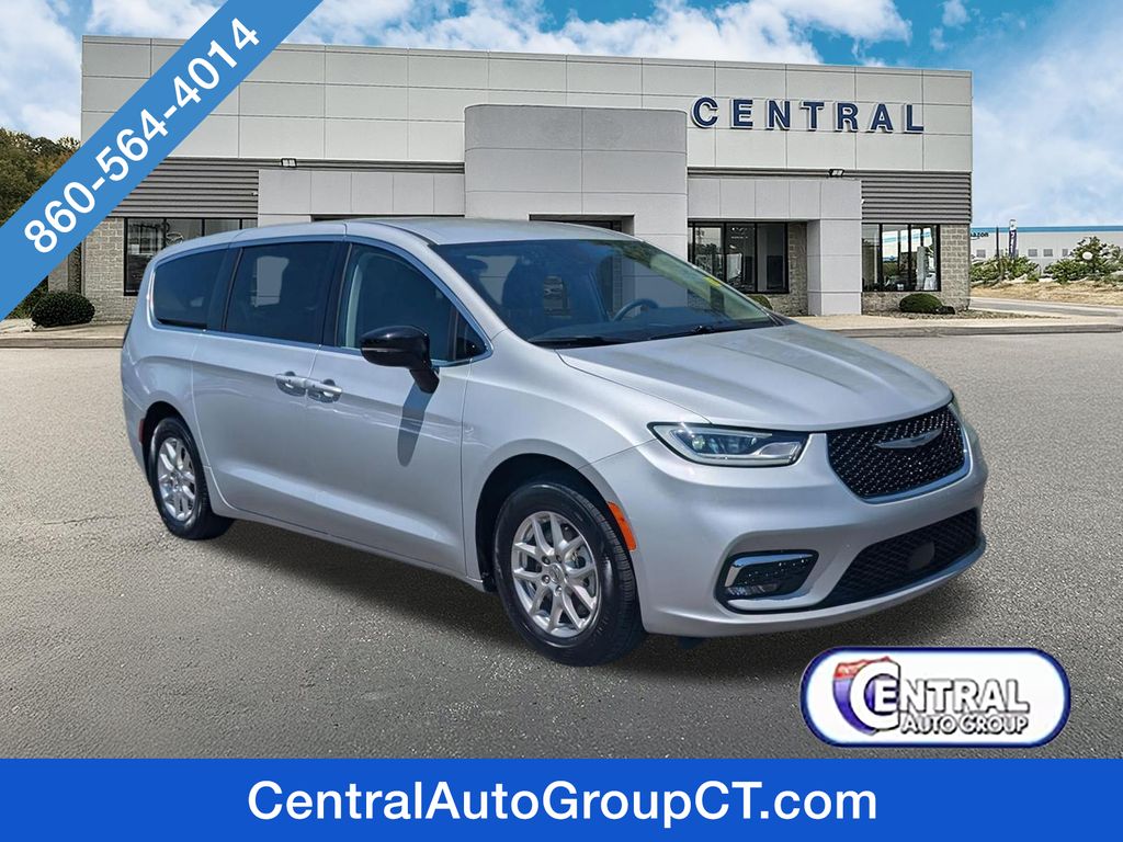 2024 Chrysler Pacifica Touring L's photo