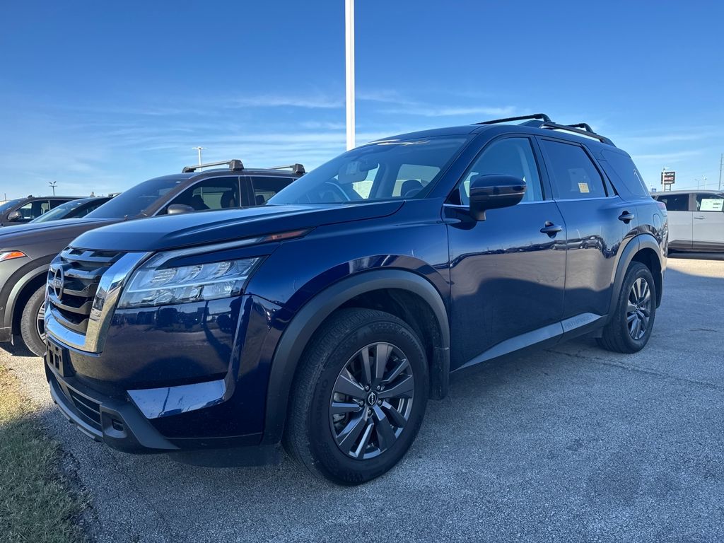 2022 Nissan Pathfinder SV's photo