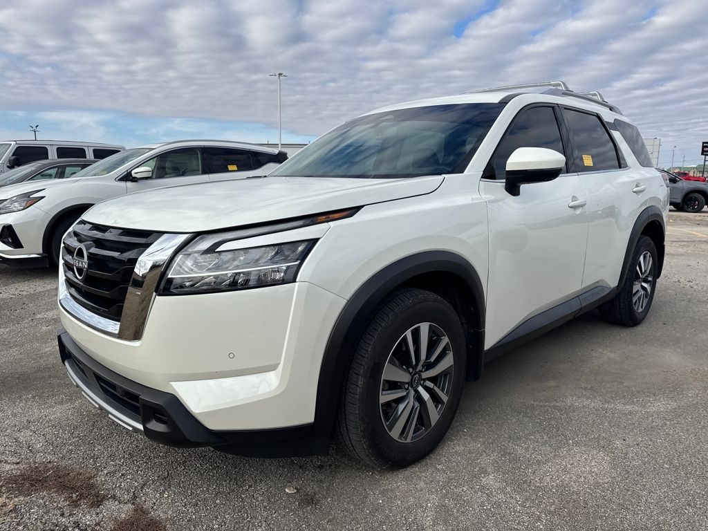 2024 Nissan Pathfinder SL's photo
