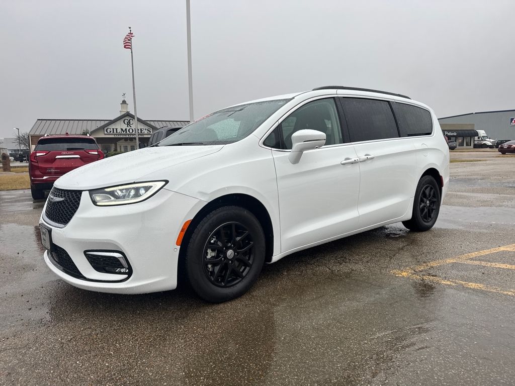2022 Chrysler Pacifica Touring L's photo