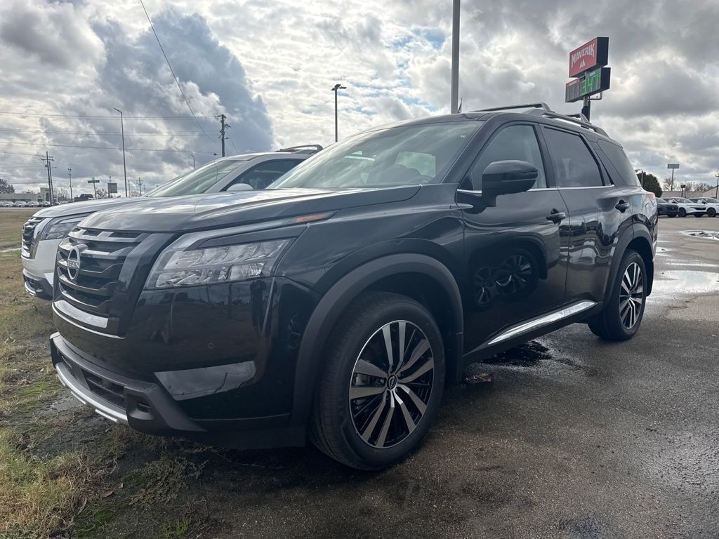 2025 Nissan Pathfinder Platinum's photo
