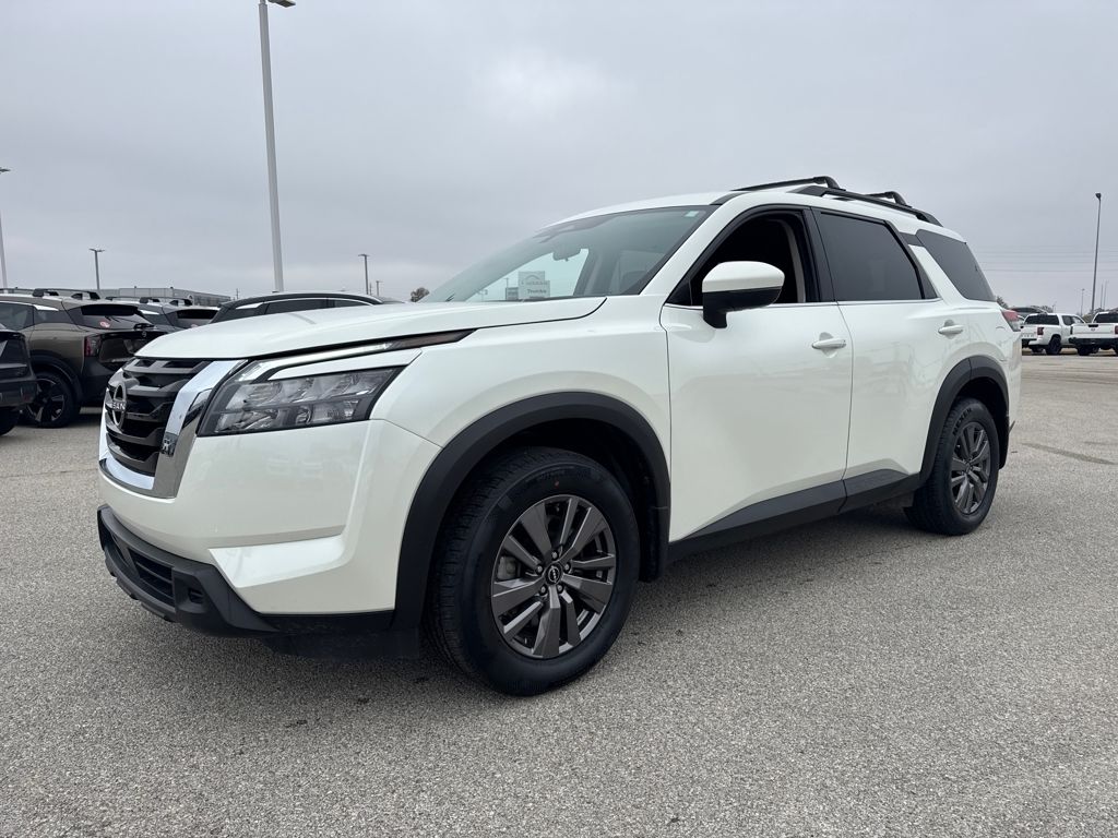 2024 Nissan Pathfinder SV's photo