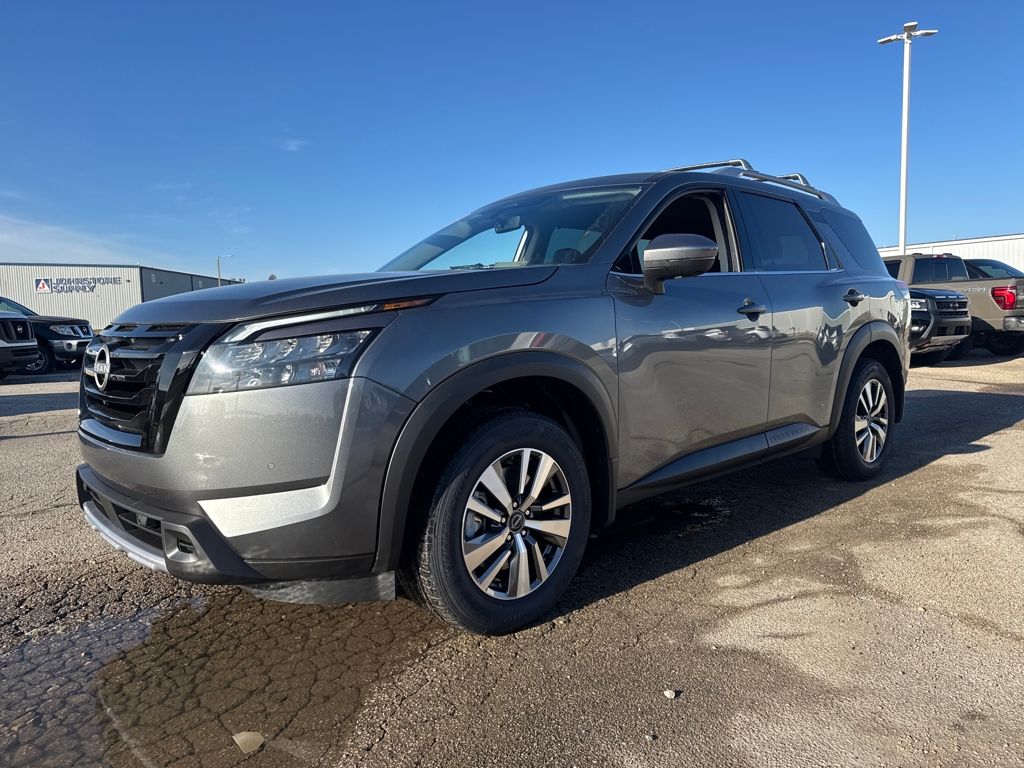 2025 Nissan Pathfinder SL's photo