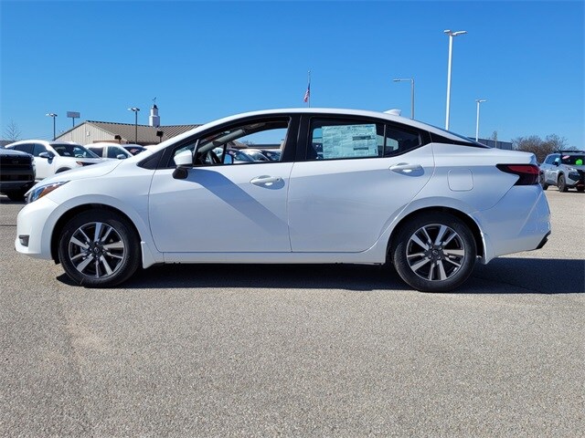 2025 Nissan Versa 1.6 SV photo 3