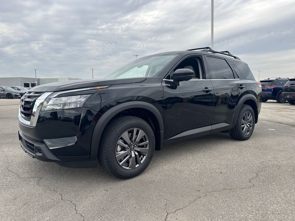 2025 Nissan Pathfinder SV's photo
