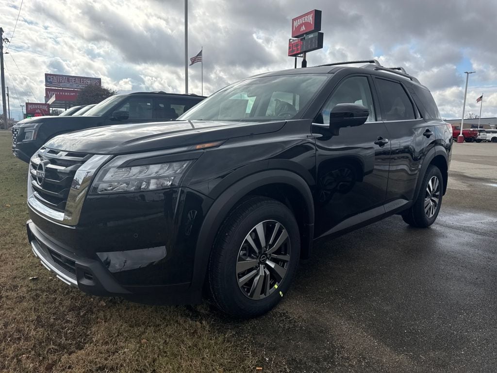 2025 Nissan Pathfinder SL's photo