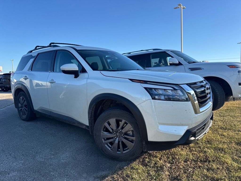 2024 Nissan Pathfinder SV photo 3