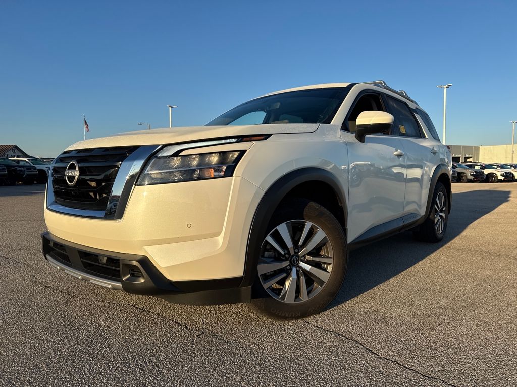 2024 Nissan Pathfinder SL's photo