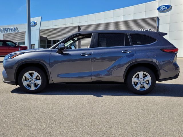 2023 Toyota Highlander LE photo 3