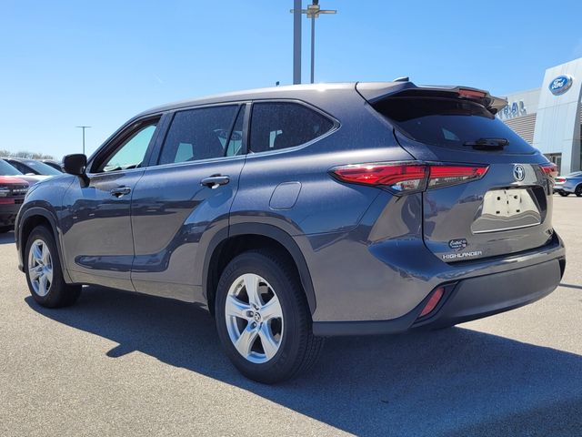 2023 Toyota Highlander LE photo 4