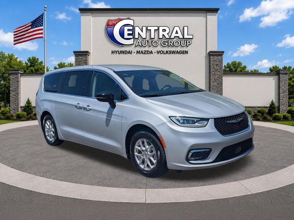 Used 2024 Chrysler Pacifica Touring L Minivan/Van