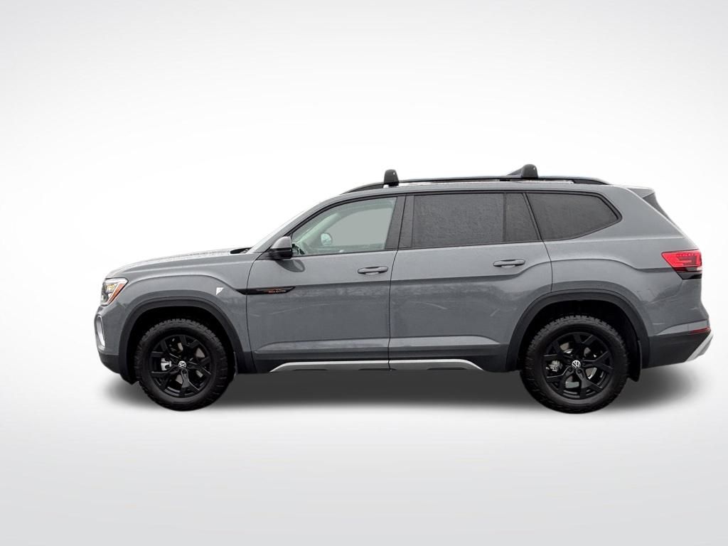 2025 Volkswagen Atlas Peak Edition SE photo 2