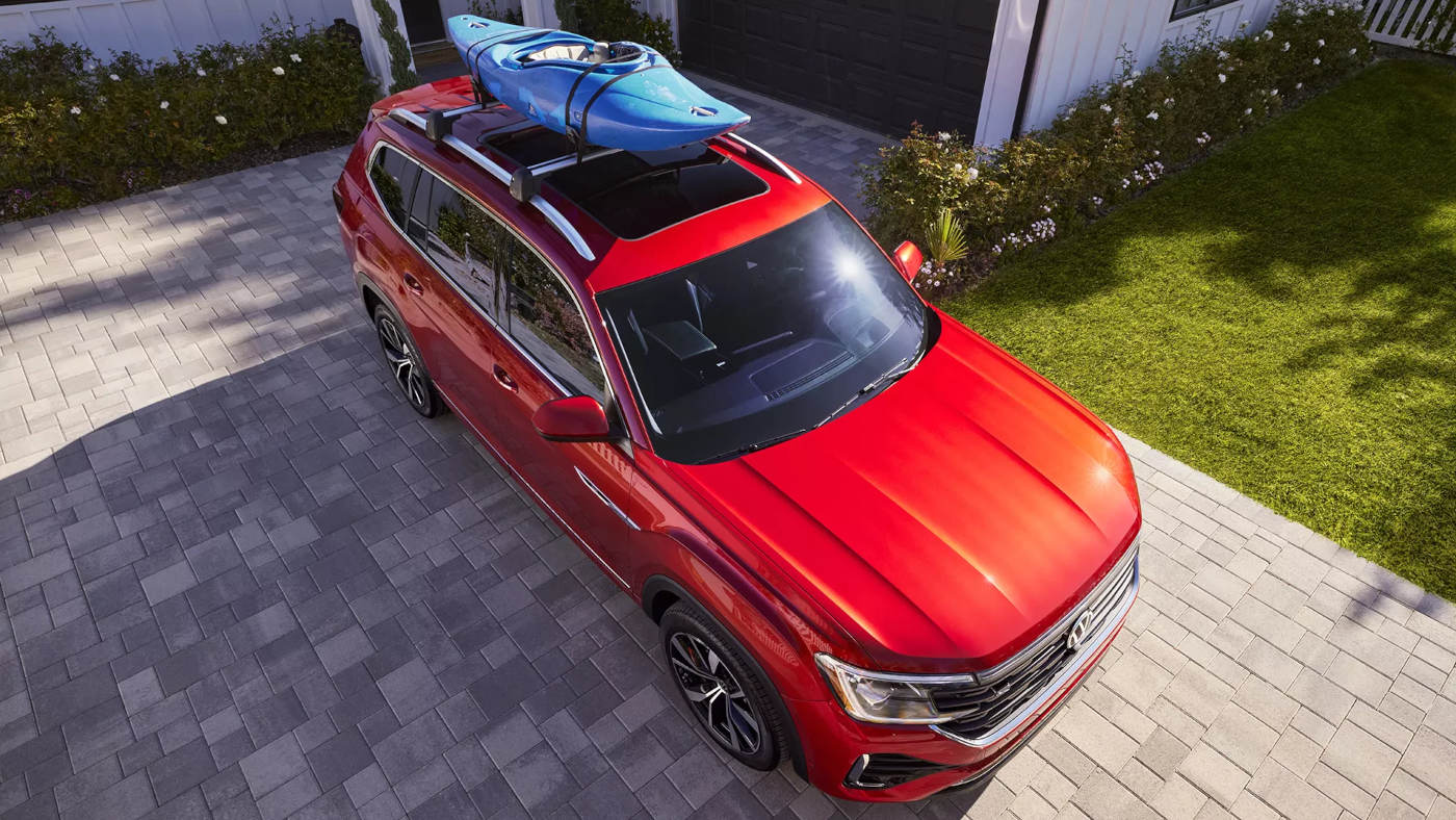 Overhead View of a 2025 Volkswagen Atlas with a kayak on its roof