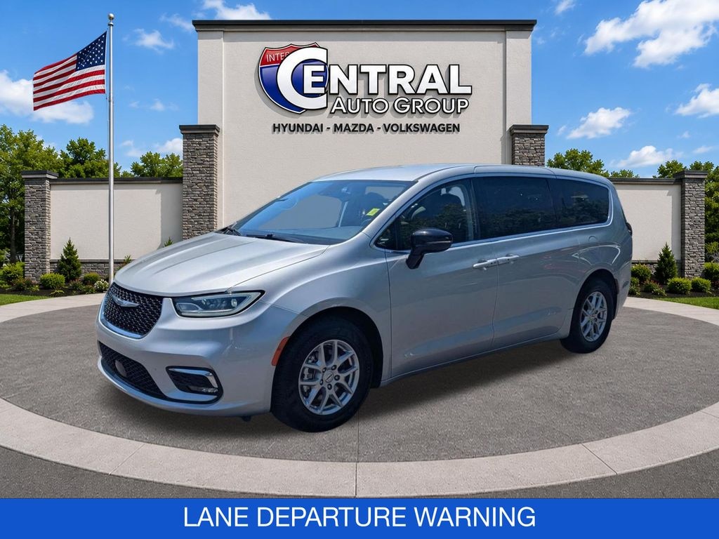 Used 2024 Chrysler Pacifica Touring L Minivan/Van
