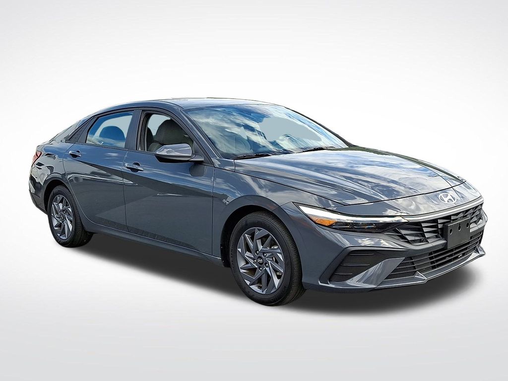 2024 Hyundai Elantra SEL photo 3