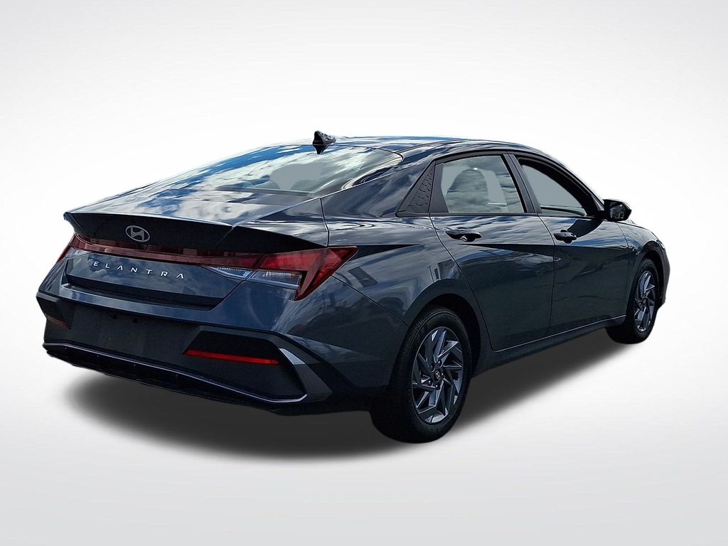 2024 Hyundai Elantra SEL photo 4