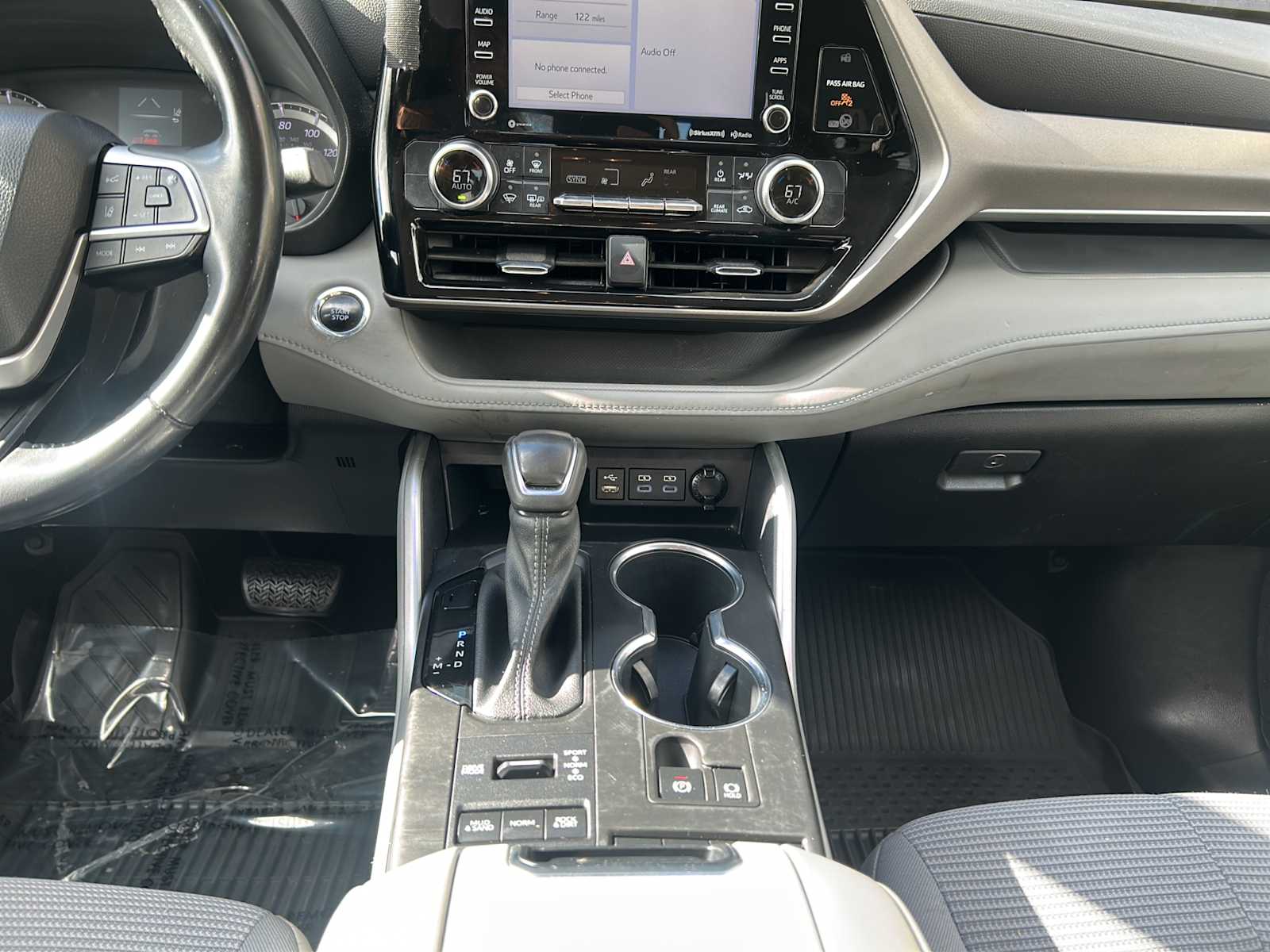 2022 Toyota Highlander LE - Photo 13