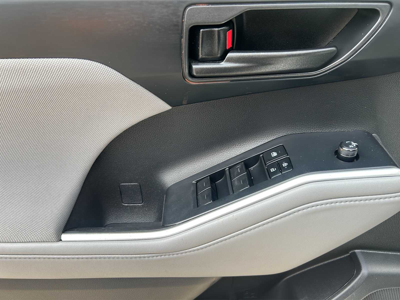 2022 Toyota Highlander LE - Photo 9