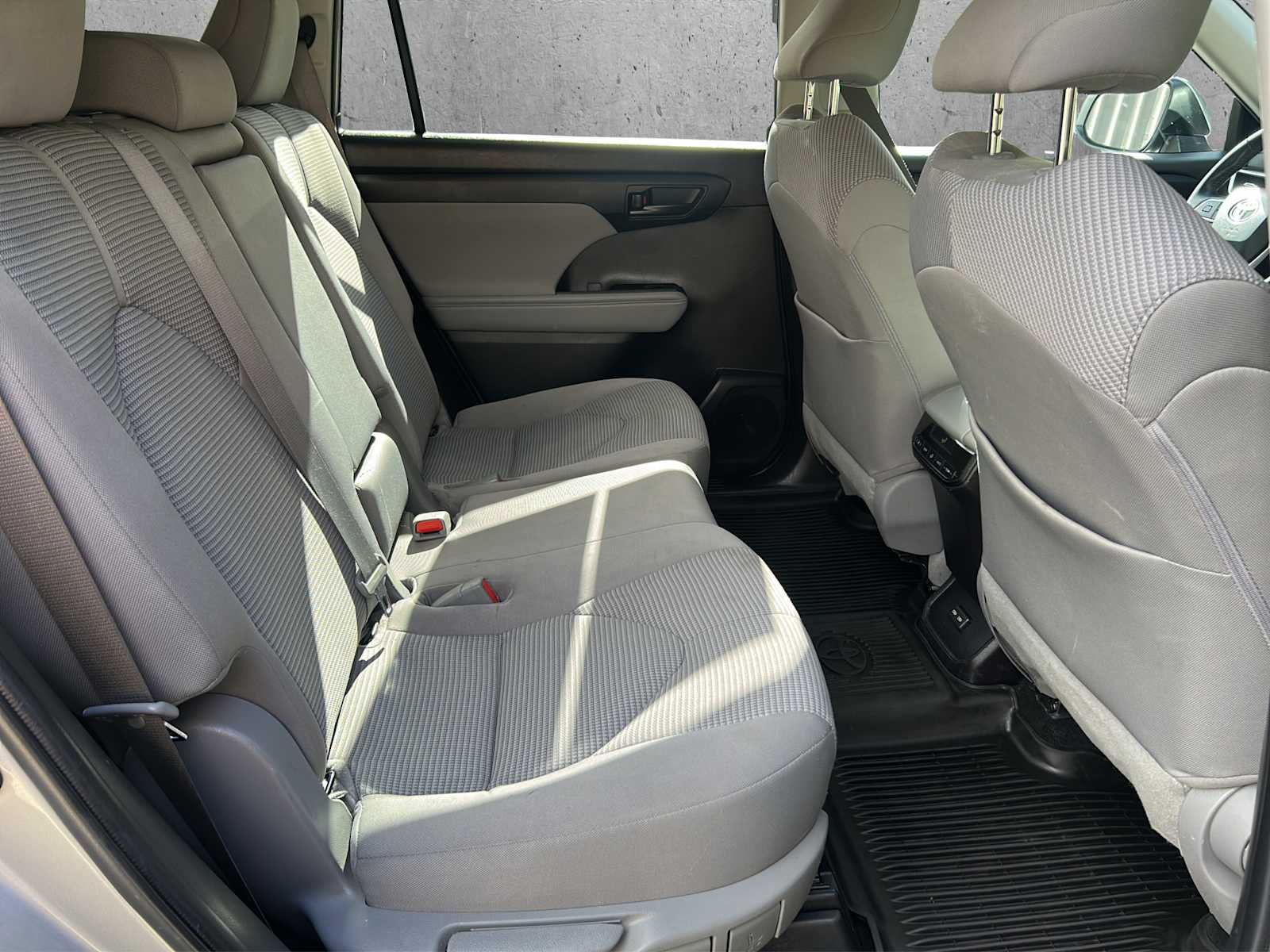 2022 Toyota Highlander LE - Photo 22